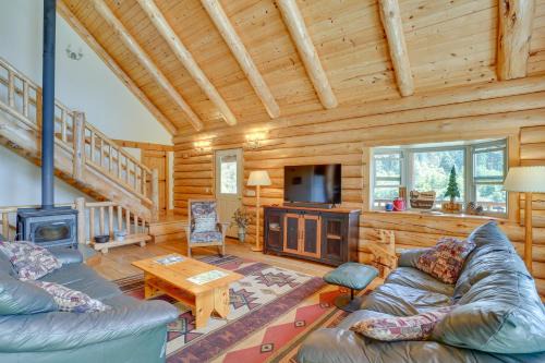 13 Mi to Mt Shasta: Log Home on 60 Acres!
