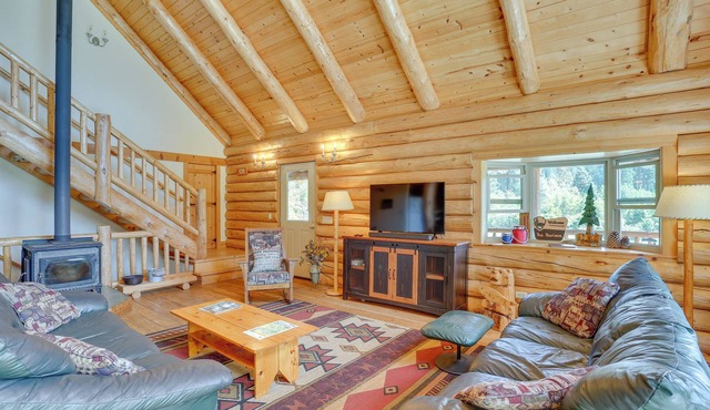 13 Mi to Mt Shasta: Log Home on 60 Acres!