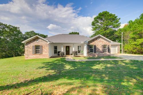 ~ 13 Mi to Ole Miss: Private Family-Friendly Home!