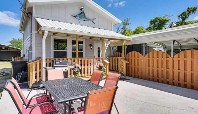 13 Mi to St Andrews State Park: Cabin w/Patio!