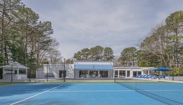 13 min from Shinnecock Golf Course, Hamptons, Lighted Tennis Court hot tub pool