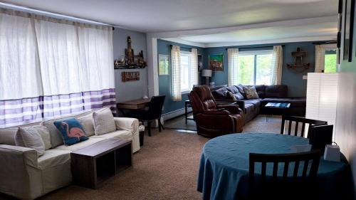 13-Min Jiminy, Fave, Hot Tub, Lg Open LR, Family