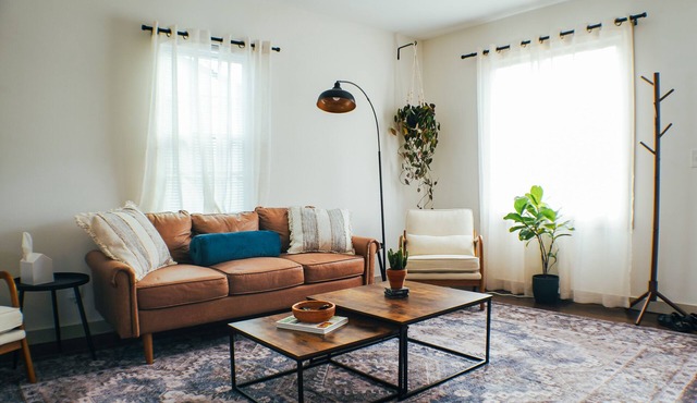 ~13 min to Broadway ~ Bright & Comfy West Nash Retreat