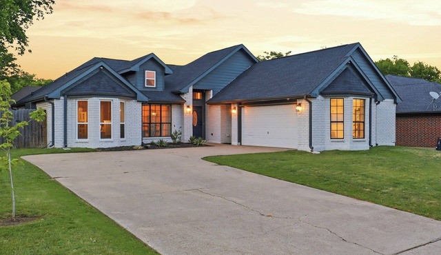 13-minutes drive to Arlington Entertainment district, 17 minutes to DFW airport