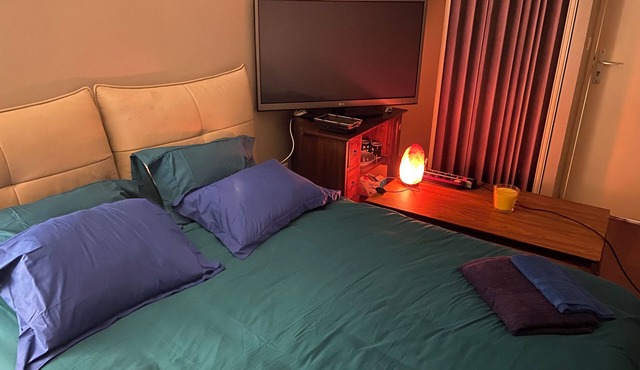 13 minutes Montparnasse, 18 minutes Champs Elysées, 20 minutes Tour Eiffel!