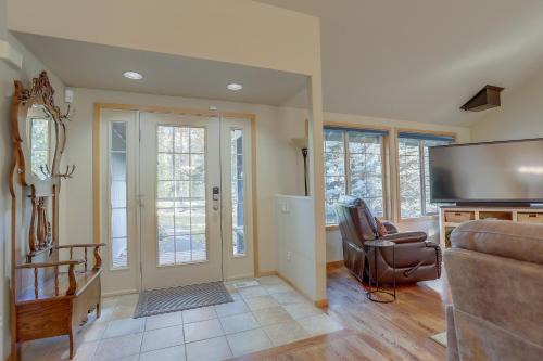 13 Ollalie Home with 2 Car Garage