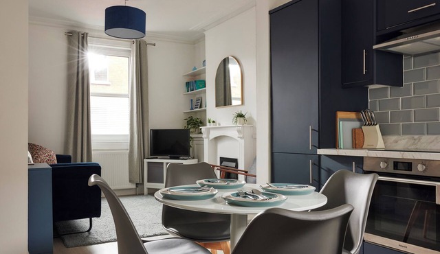 13 OXFORD STREET, pet friendly, character holiday cottage in Exeter