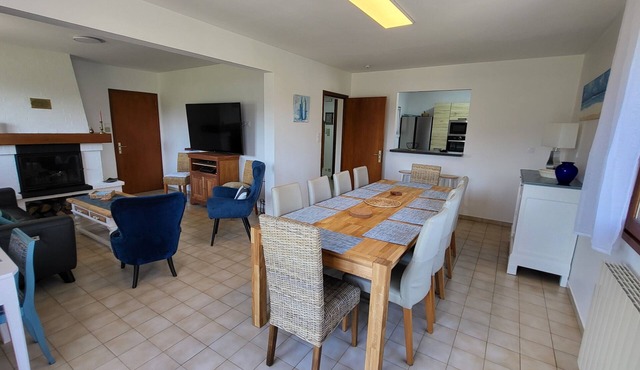 13 person family house with large dining table, garden and swimming pool