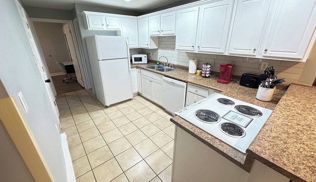 13 Pristine Hideaway: 2 bedroom apartment with washer/drier