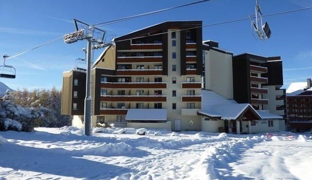 130m from ski slopes, 6th floor, view open, swimming pool, sauna, balcony, tv, ski locker, 30m²