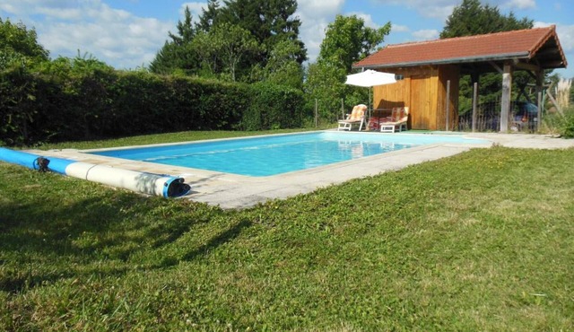 132 sqm Cottage with Fireplace and Garden in Renaison