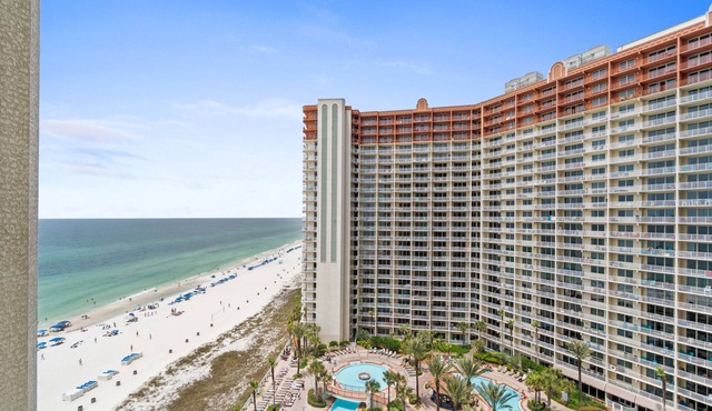 1328 Pool & Beach views, w/2 parking passes, lagoon-style pool sleeps up to 10