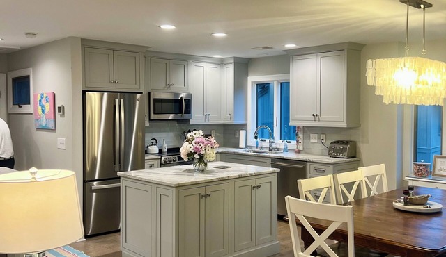 1333 Fairway Oaks: 4BR Villa, Lagoon Views, Short 5-7 min. stroll to the Beach!