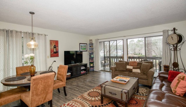 136 Lakeview - 2 bed/2 bath condo with access to the community pool!