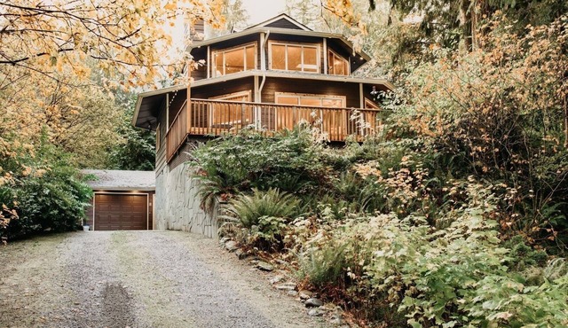 13SL - Hot Tub - Pets OK - WiFi - Sleeps 8 by RedAwning