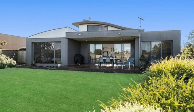 13th Beach Golf Course Getaway With Golf Buggy