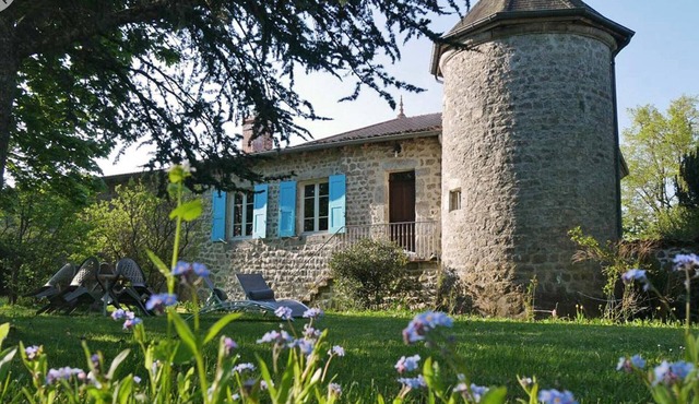 13th Century Character Cottage with Fireplace and Wi-Fi