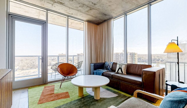 13th floor corner condo, lake-view balcony, rooftop pool & gym, dog-friendly