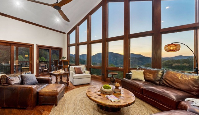14 Acres - Theater Room - 20 Miles to DT Asheville - Paved Drive the whole way!
