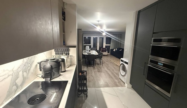 14 BECKET CLOSE, family friendly, with a garden in Woodford