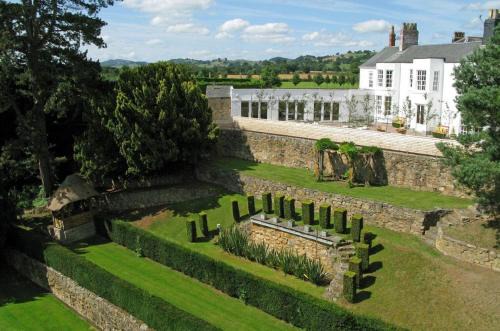 14 Bed in Llansanffraid oc-b30382