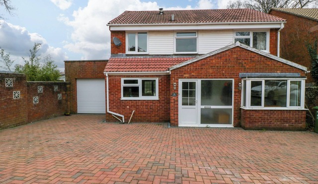 14 BIRCHWOOD ROAD, family friendly, with open fire in Woolaston