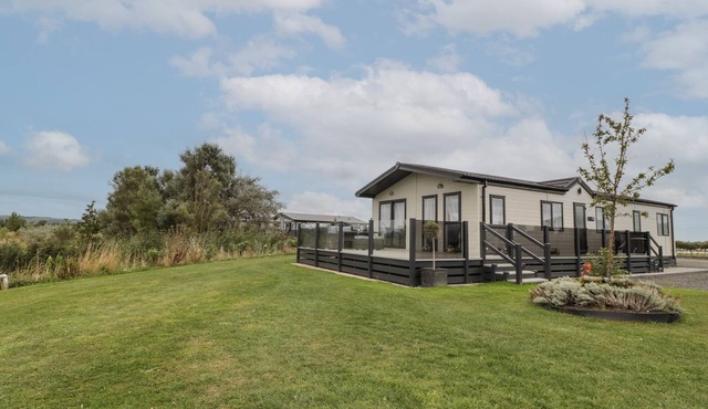 14 FAIRWAYS, family friendly, with pool in Burnham-On-Sea