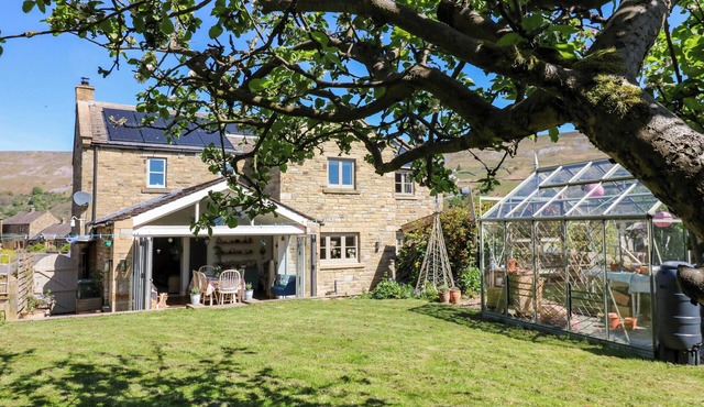 14 HILL CLOSE, pet friendly, with open fire in Reeth