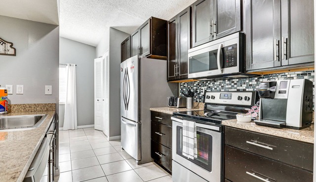 14 Mi to Dwtn Tampa Bay: Brandon Home w/Fire Pit!