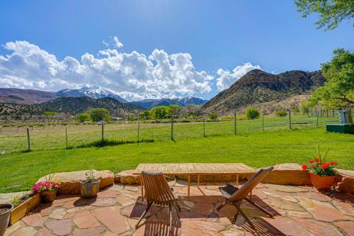 14 Mi to Main Street Moab Cabin with Hot Tub Access