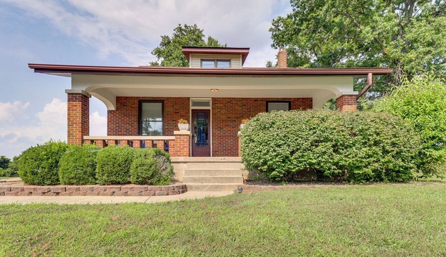 14 Mi to St Louis: Dog-Friendly Columbia Home