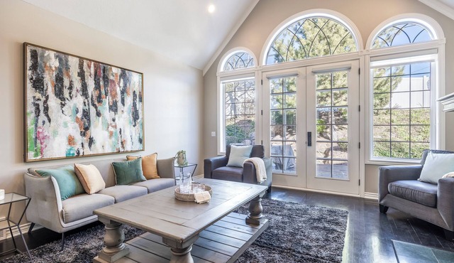 14 miles from Snowbird- Sleeps 16, Hot Tub, Gameroom- 15 Min to Temple Square