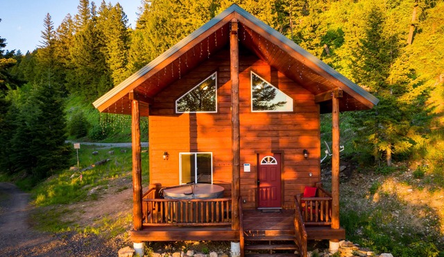 14 miles to Yellowstone entrance. Private HOT TUB.