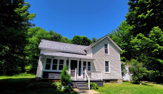 14 Min to Lake Michigan: 3BR, 5 Beds, 30 Acres, Hot Tub, Sauna, Pets & Fire Pit