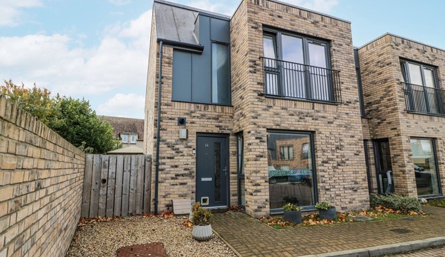 14 OLD MARKET PLACE, family friendly, with a garden in Bonnyrigg