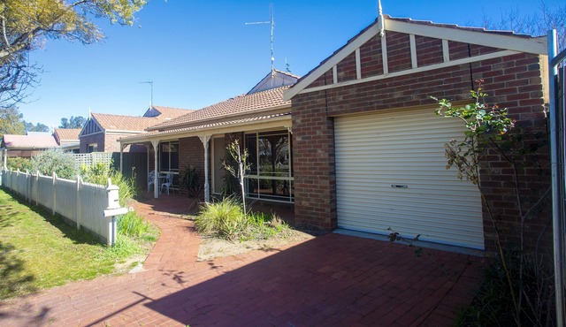14 on Henry in the PORT OF ECHUCA . Modern self contained accommodation.
