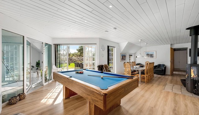 14-person pool house with plenty of activity options - 1031