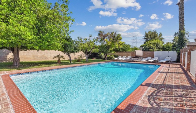 14 ppl Estate w/Pool. Near Universal Studios!