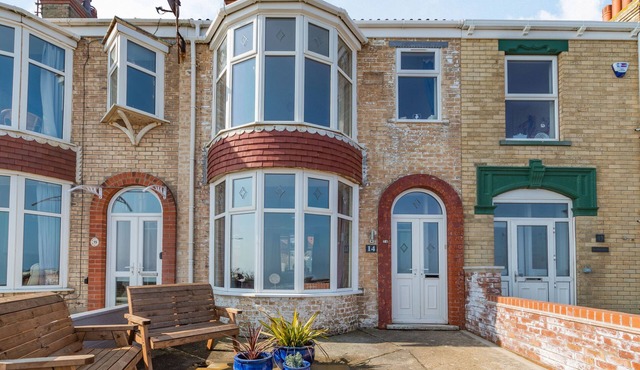 14 THE PROMENADE, romantic, character holiday cottage in Withernsea