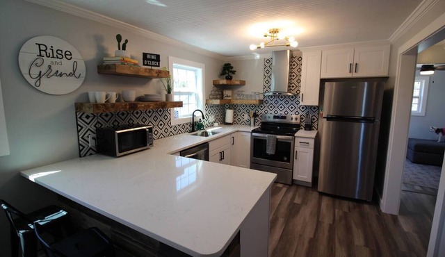14 Tranquil Detached Duplex - 3 miles from DT GVL