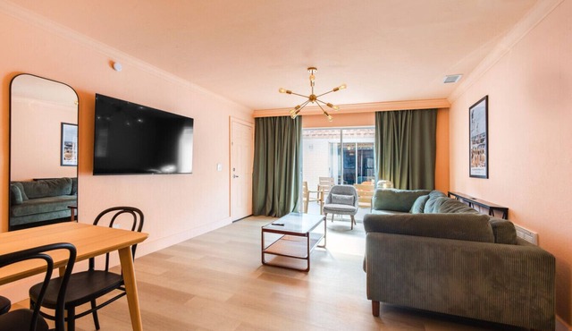 140 · Groove is in the Heart: Your Retro Chic Apartment
