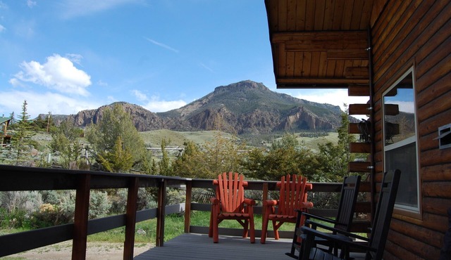 1400 sqft Cabin 30 Miles from Yellowstone NOW WITH INTERNET!