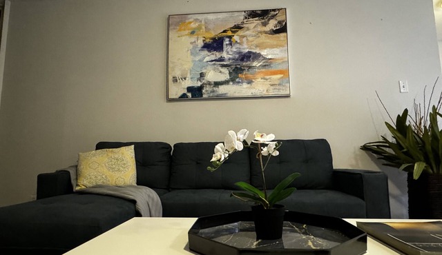 1400sq ft Luxury Condo, minutes to Airport & Casino w/Parking & Pool