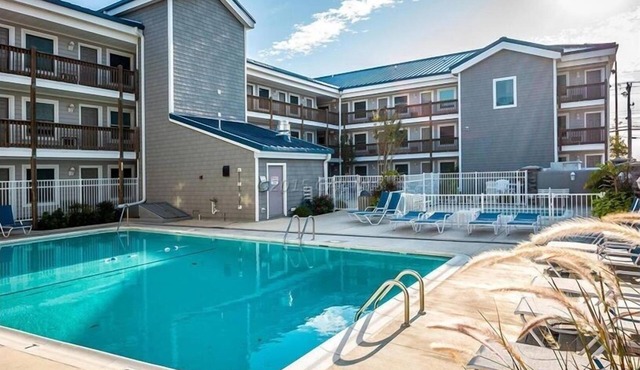 140th St Beach Condo w/2 Pools & Free Wifi.1.5 blocks from the Sand/Surf