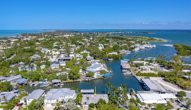 141 Damicare 3 bed/2 Bath ground level - Canal & Dockage in back yard!