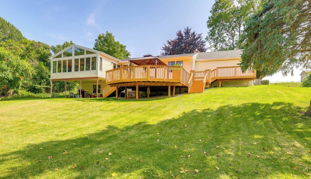 ‘1440 Getaway’ w/Yard & Deck ~ 16 Mi to Rochester