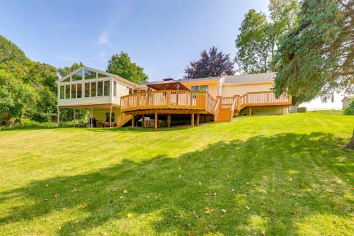1440 Getaway with Yard and Deck about 16 Mi to Rochester