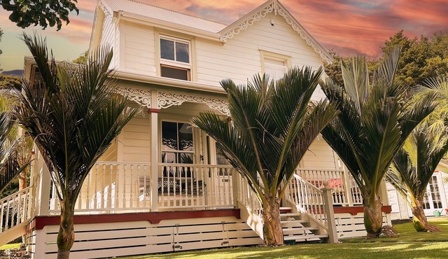 145 yr old, 5 bedroom Lodge Oozing Character with Beach Back and Front