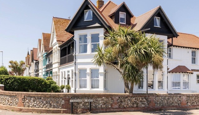 147 By The Sea - Opposite the Beach with Stunning Sea Views + Parking