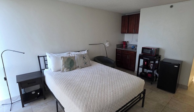 14th FL centrally located Waikiki condo views of both the ocean and mountains